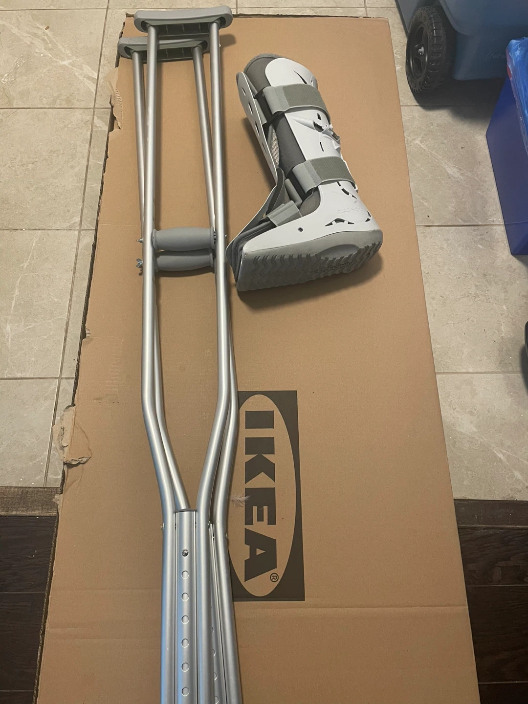 Free 🧡: Crutches + Aircast - photo 2