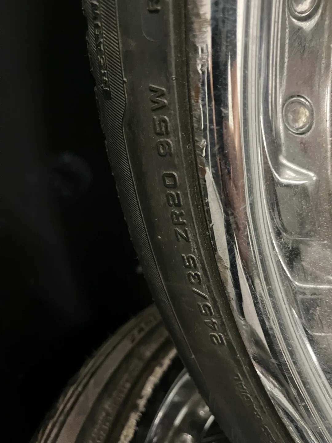 Set of 4 Chrome Wheels and Tires 245/35 ZR20 95W image indicator(2)