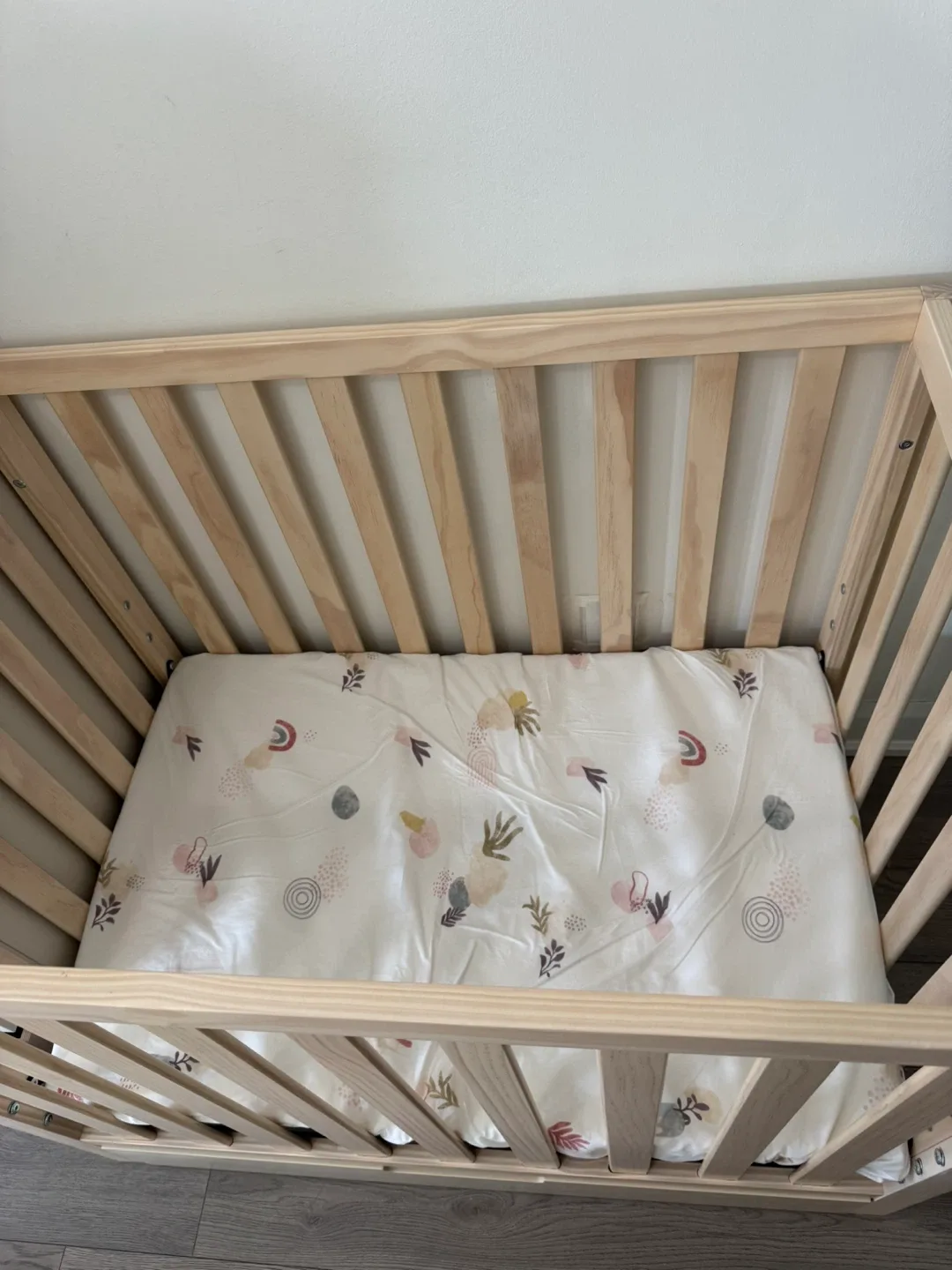 Carter's by DaVinci Colby 4-in-1 Mini Crib image indicator(4)