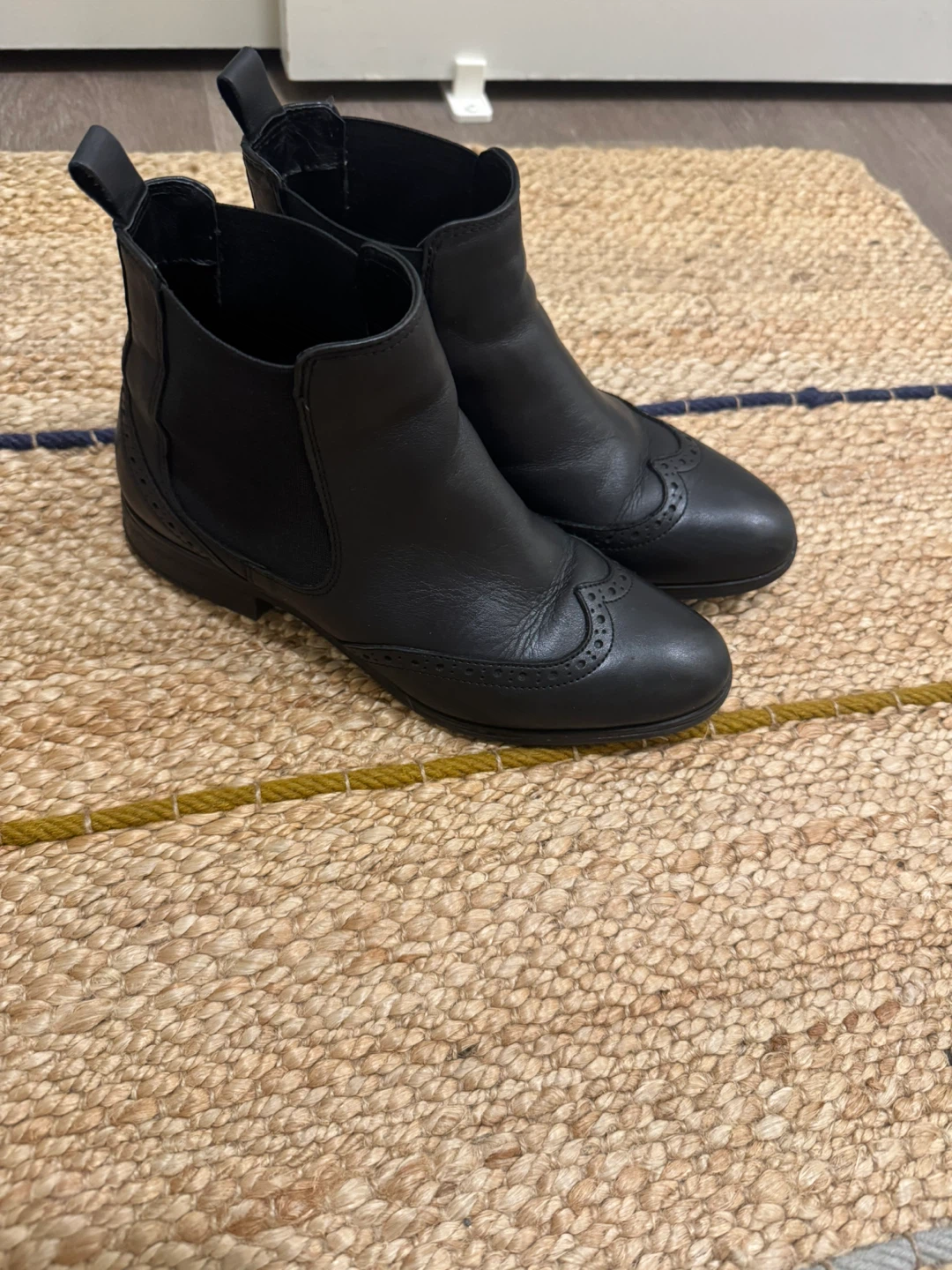Aldo Black Leather Chelsea Boots Size 7