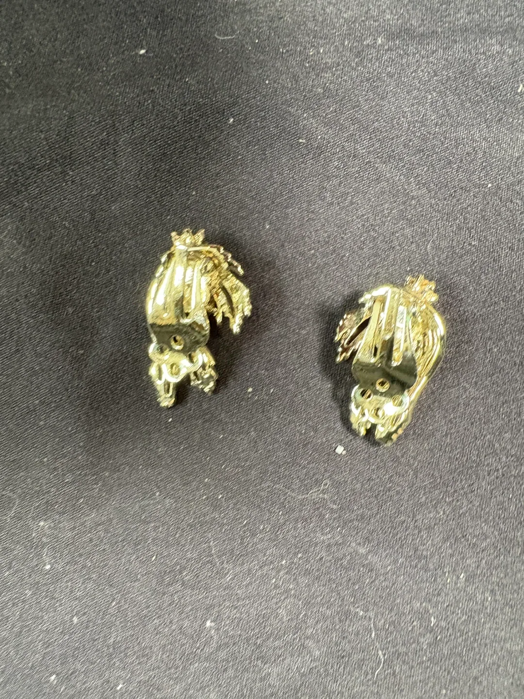 Vintage Gold Tone Clip-On Earrings image indicator(2)