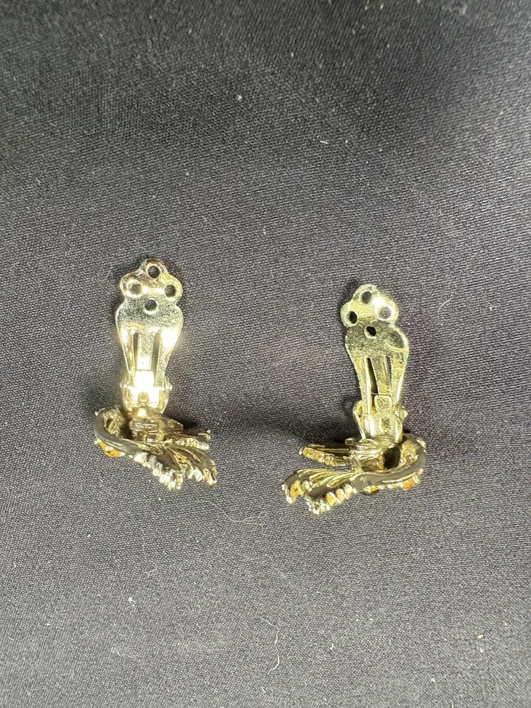 Vintage Gold Tone Clip-On Earrings image indicator(3)