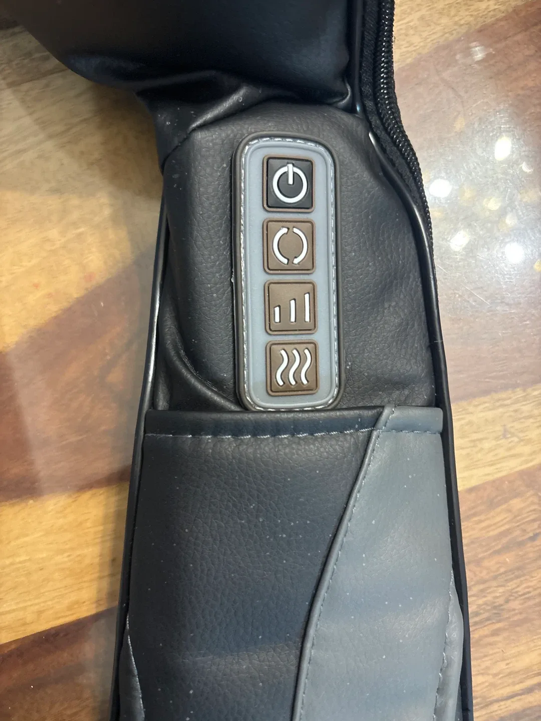 MaxKare Shiatsu Shoulder Massager with Kneading & Heat image indicator(3)