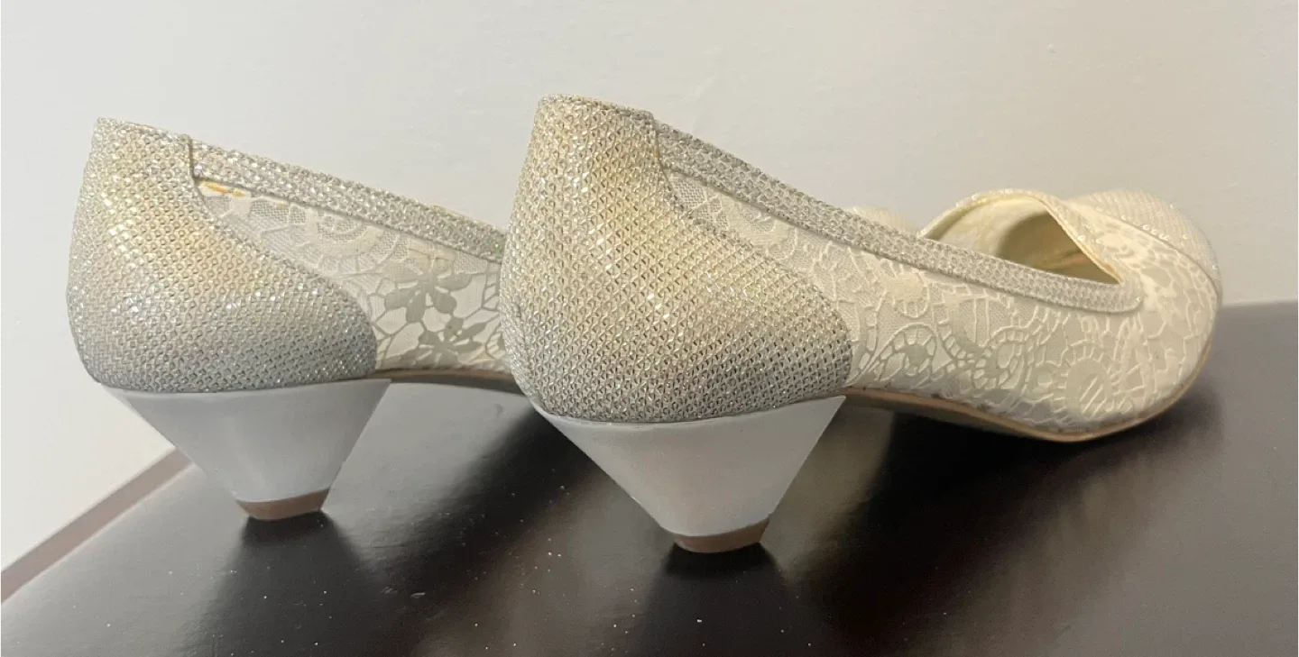 Lace design low heels image indicator(5)