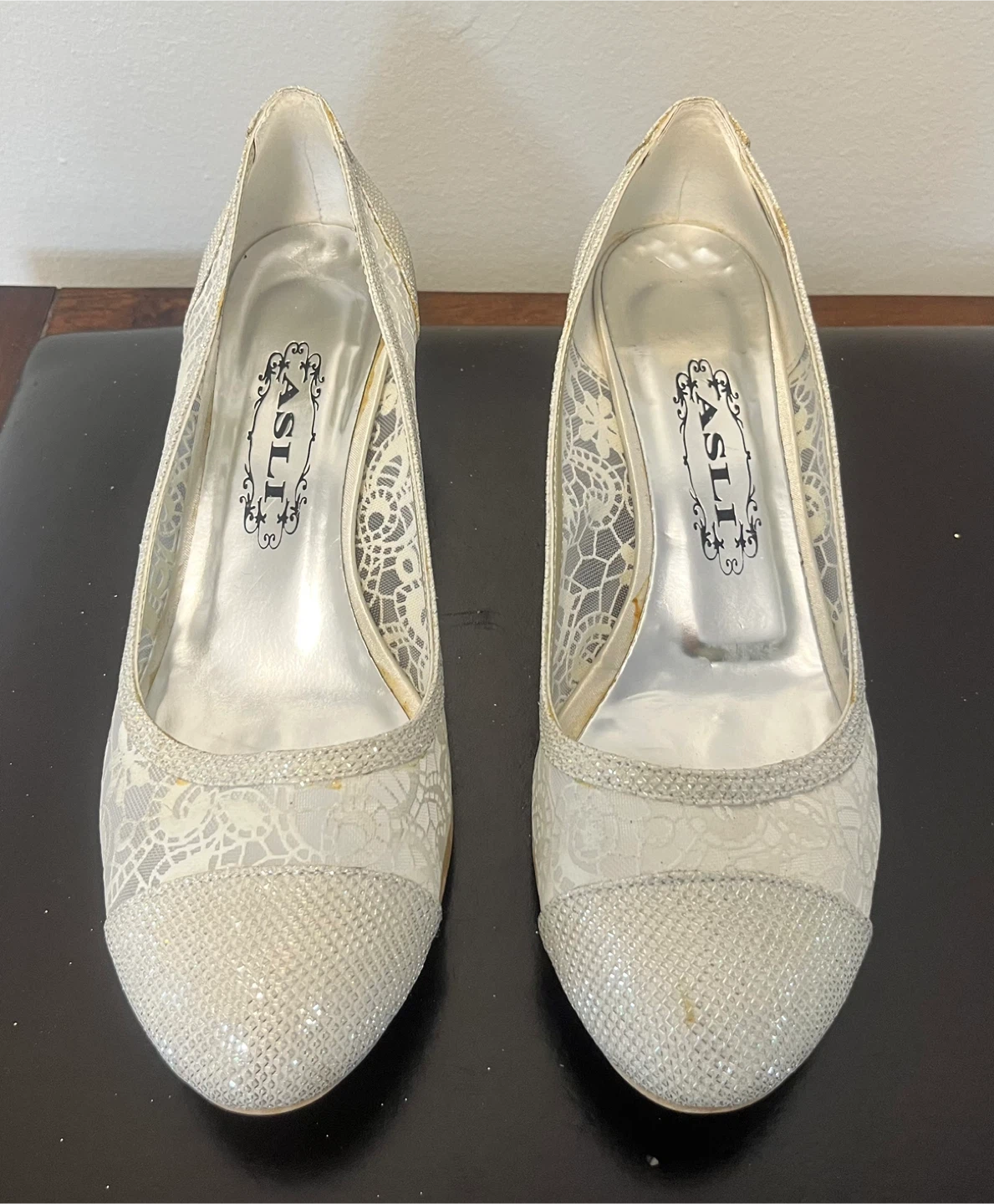 Lace design low heels