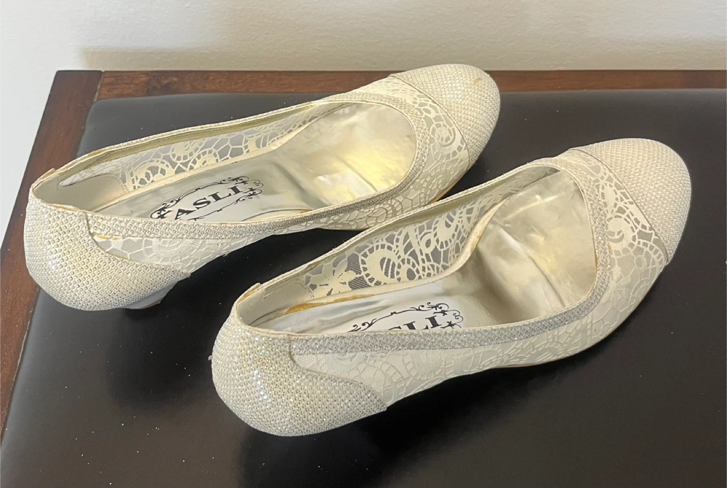 Lace design low heels - photo 2