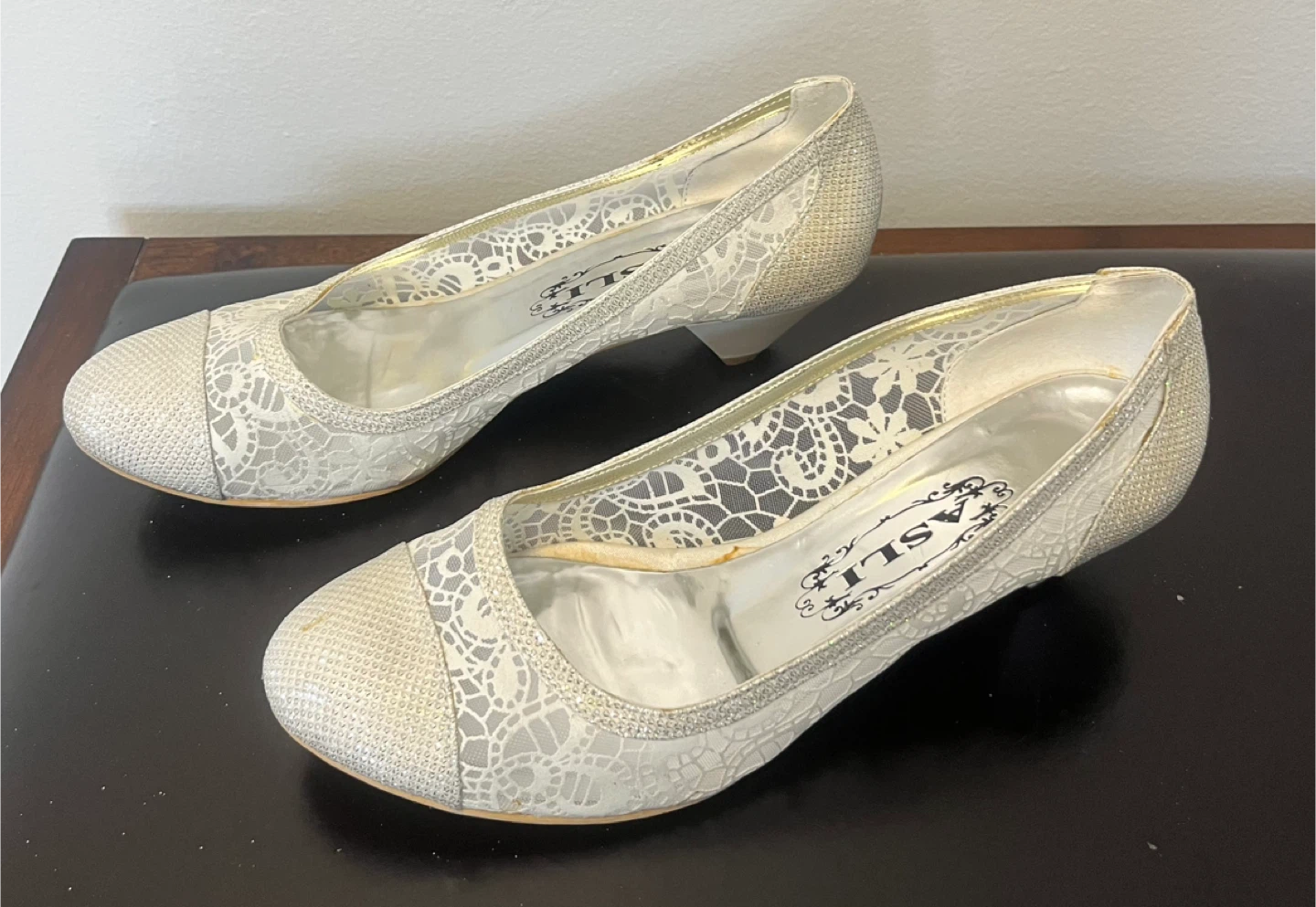 Lace design low heels - photo 3