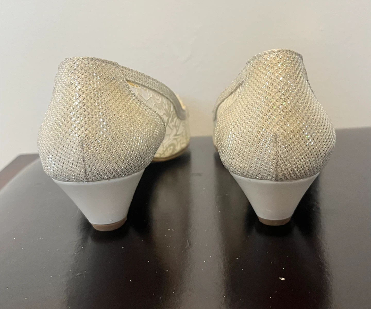 Lace design low heels - photo 4