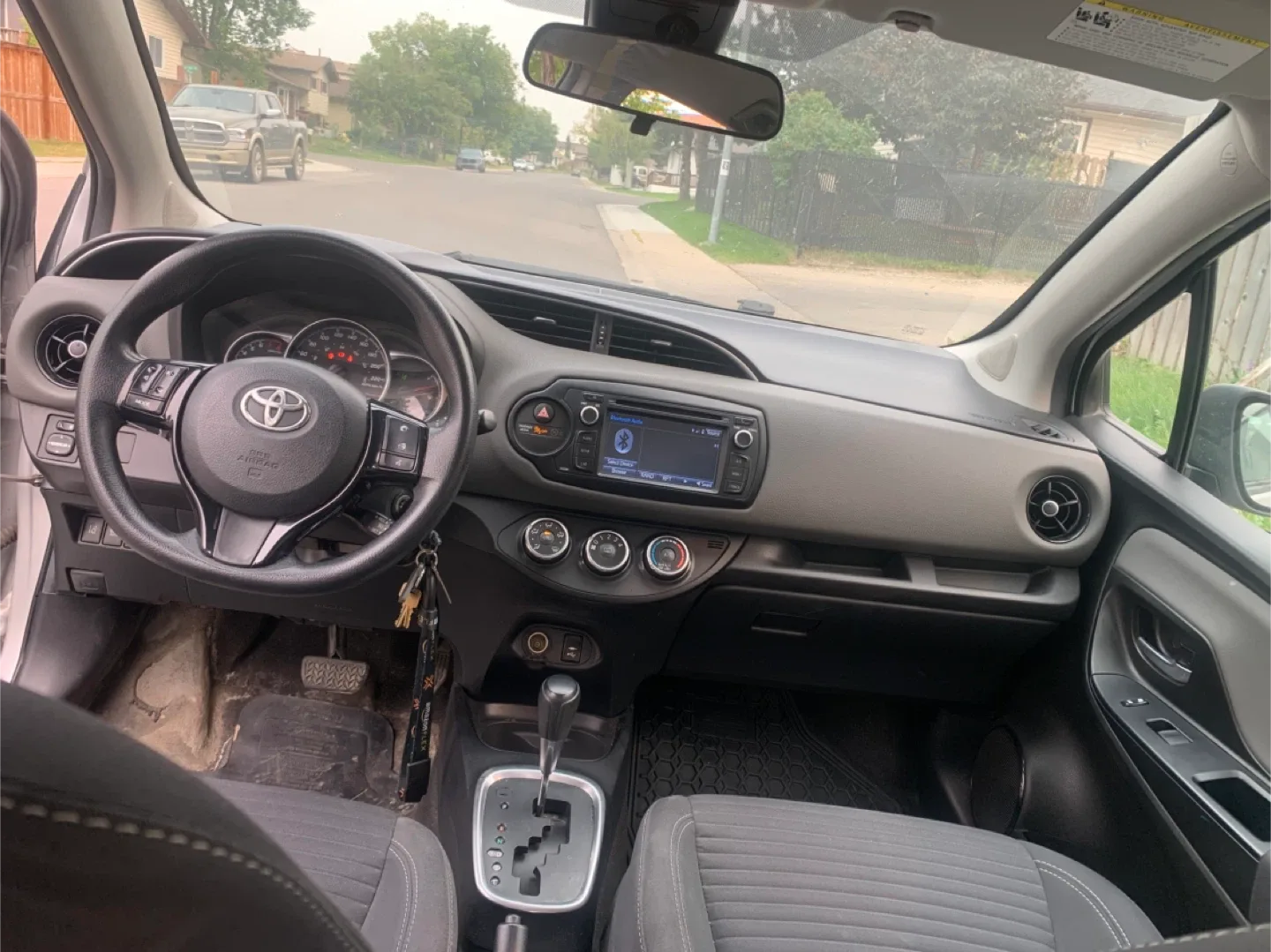 Silver Toyota Yaris Hatchback image indicator(2)