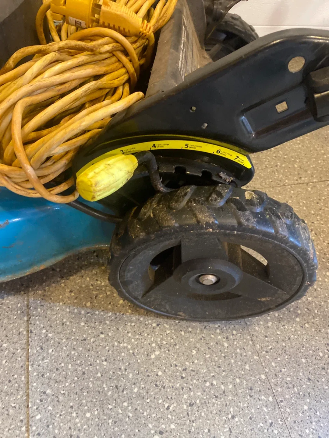 Yardworks Electric Lawn Mower - 20 inch image indicator(5)