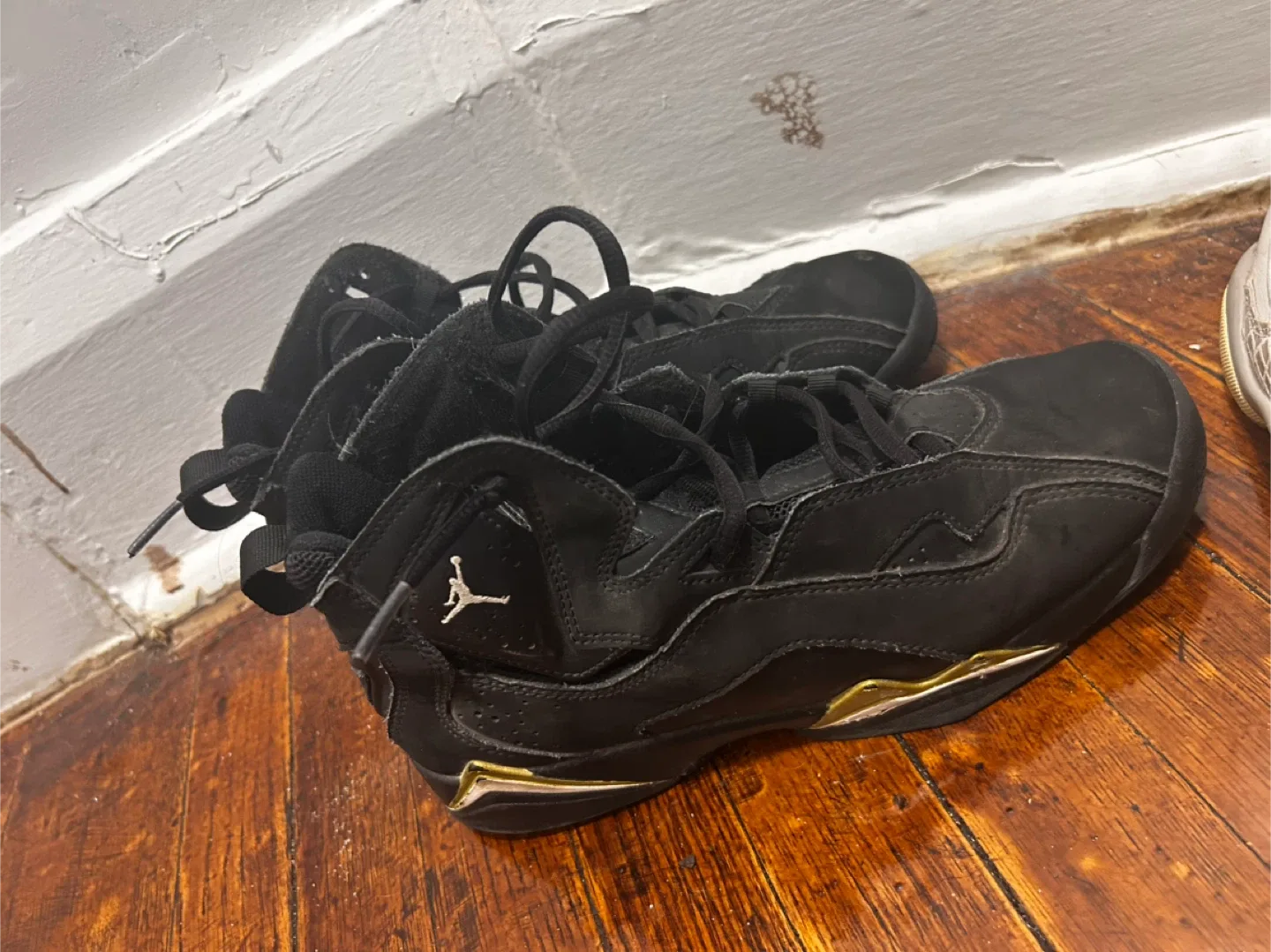 Jordan Black/Gold Shoes - Size 6.5Y thumbnail