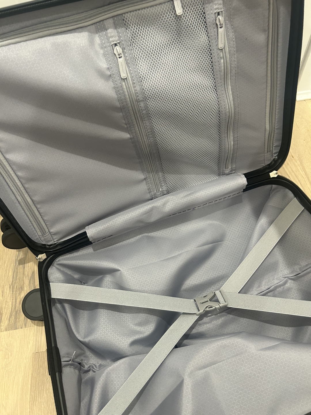 *BRAND NEW* Black Carry-On Suitcase with Spinner Wheels - photo 3