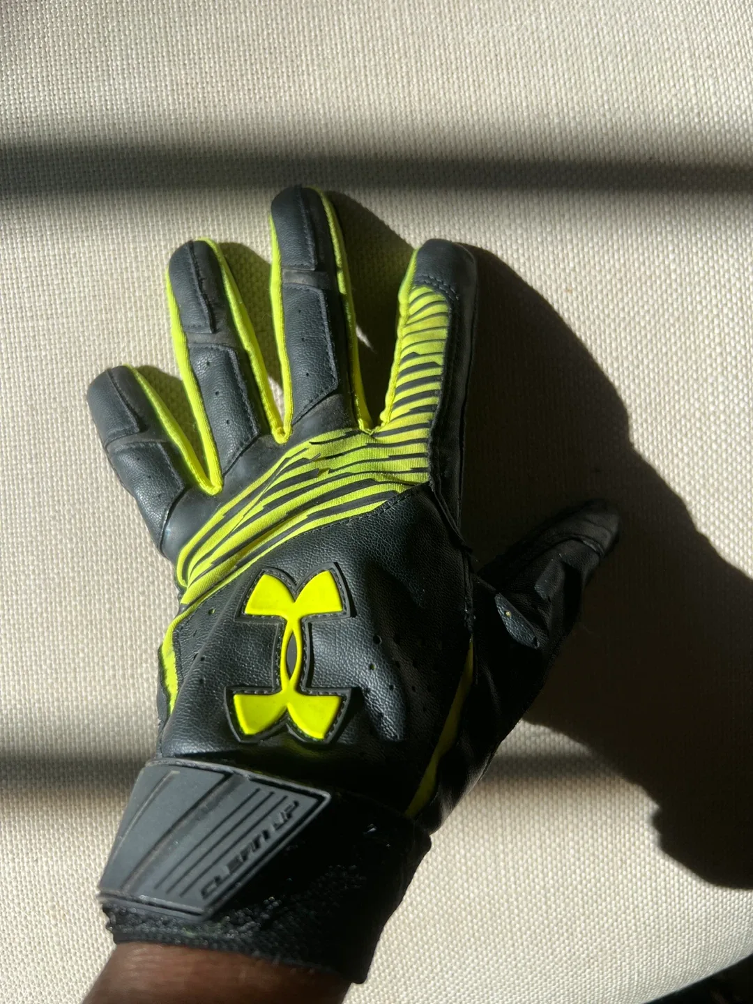 UnderArmour Clean Up 21 Youth Batting Glove LeftHand,Sz M/L image indicator(5)