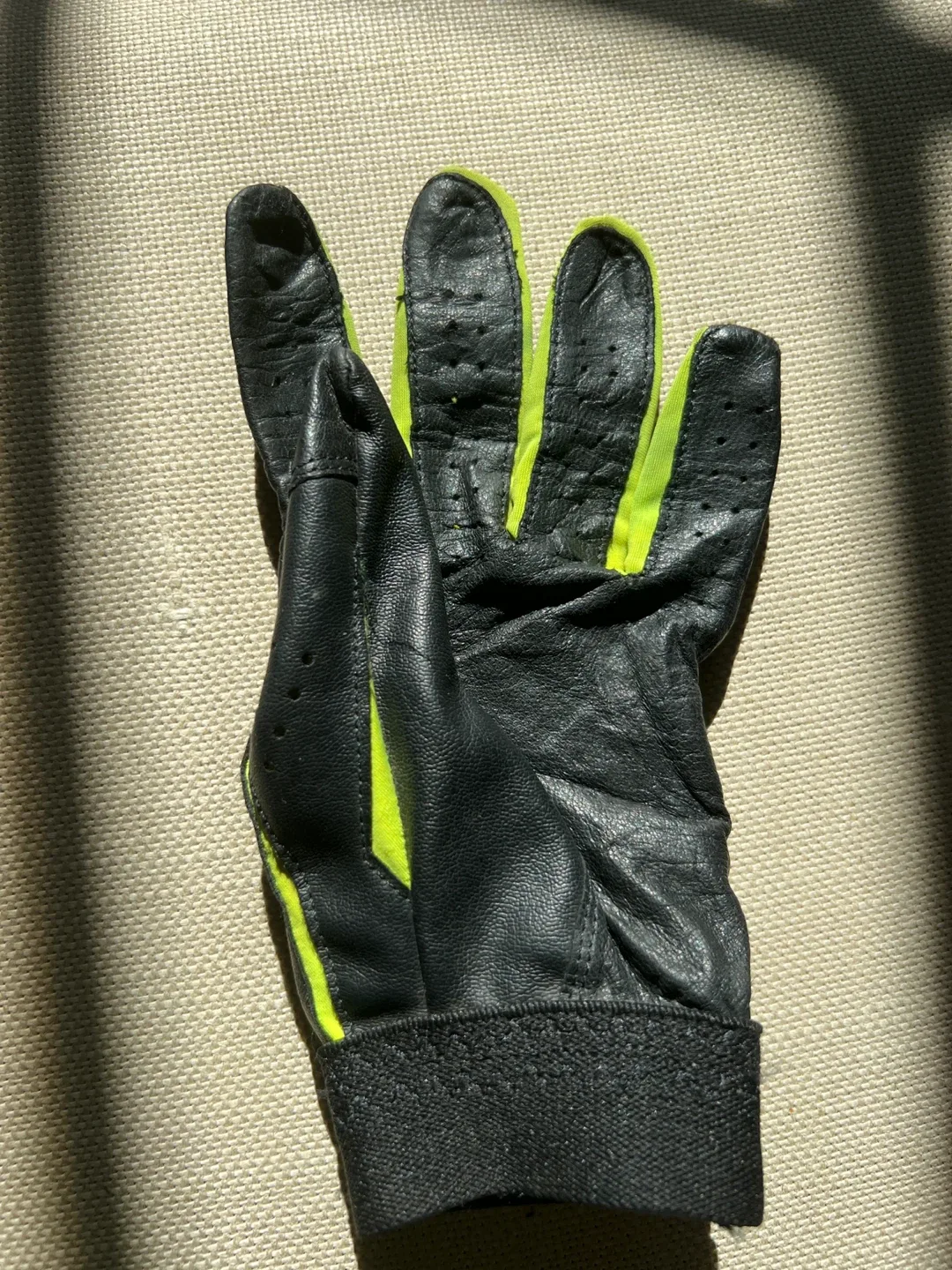 UnderArmour Clean Up 21 Youth Batting Glove LeftHand,Sz M/L image indicator(3)