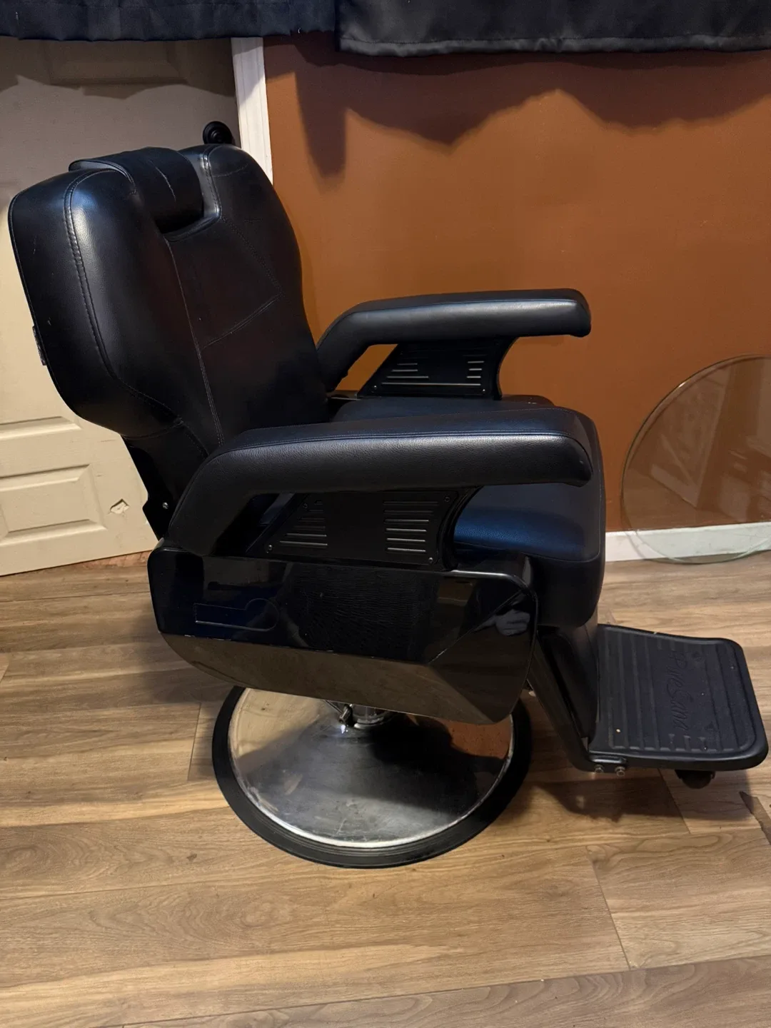 Black PureSana Barber Chair image indicator(2)