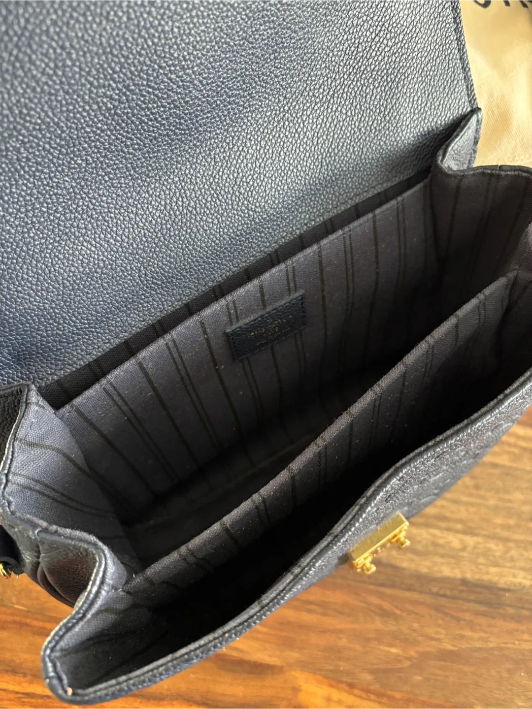 Louis Vuitton Pochette Métis image indicator(4)