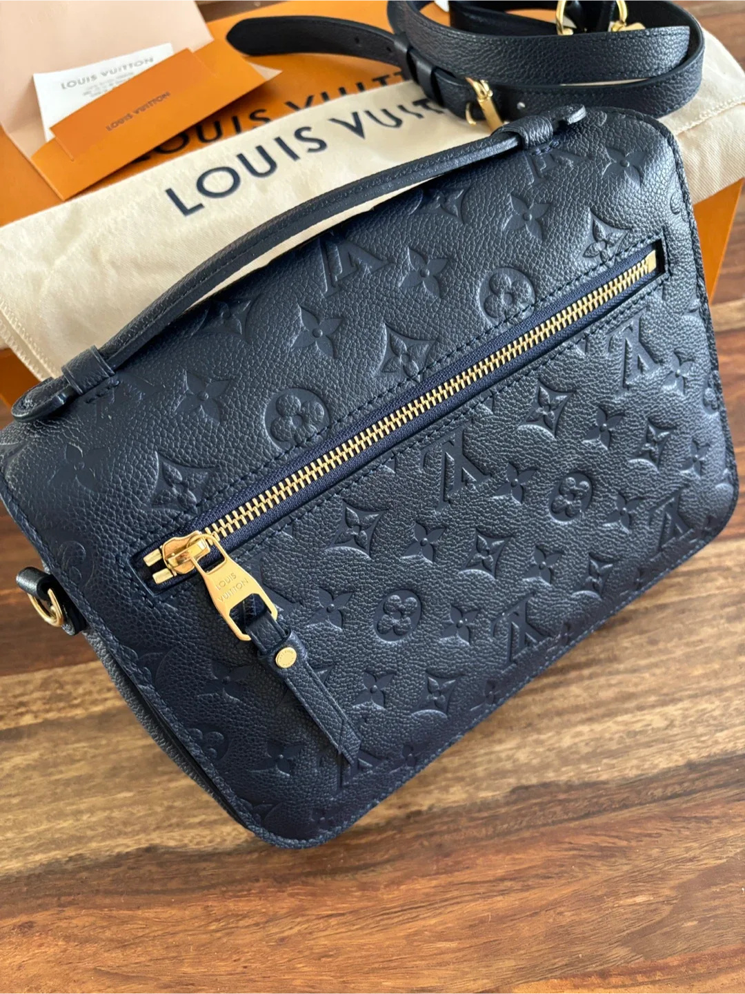 Louis Vuitton Pochette Métis image indicator(7)