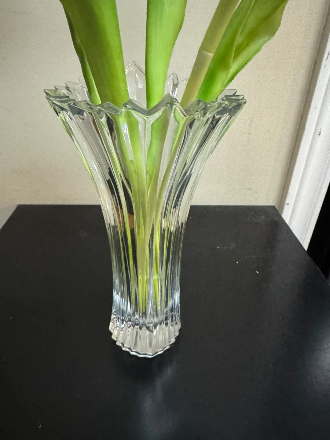 Tulips in Glass Vase image indicator(2)