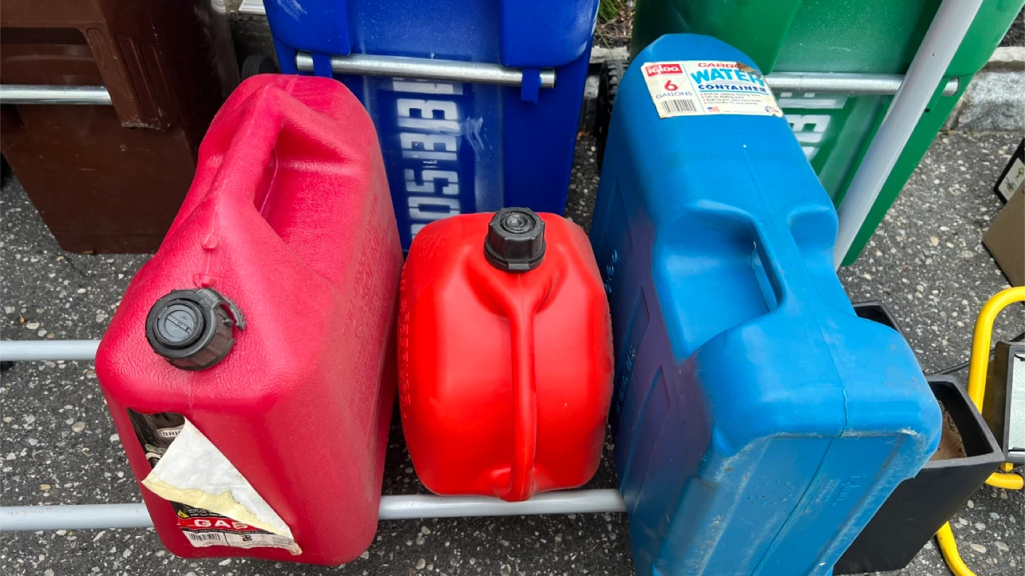 Igloo 6 Gallon Water Container & Briggs & Stratton Gas Can - photo 4