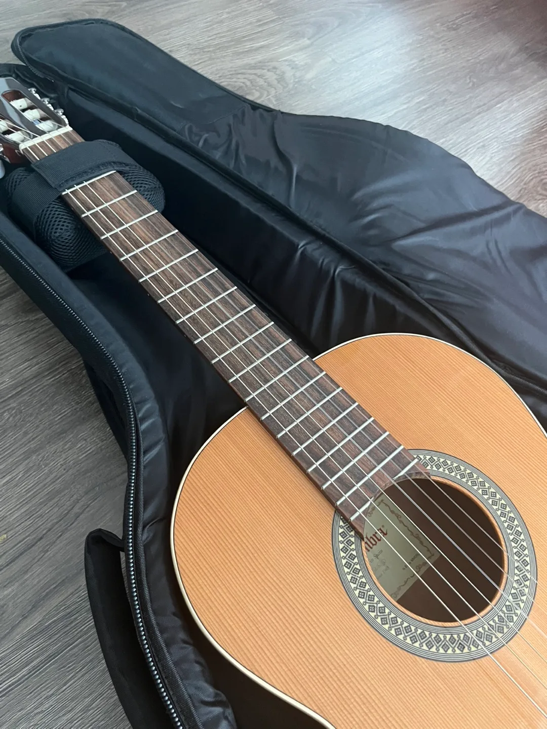 Alhambra FC Classical Guitar with Case image indicator(4)