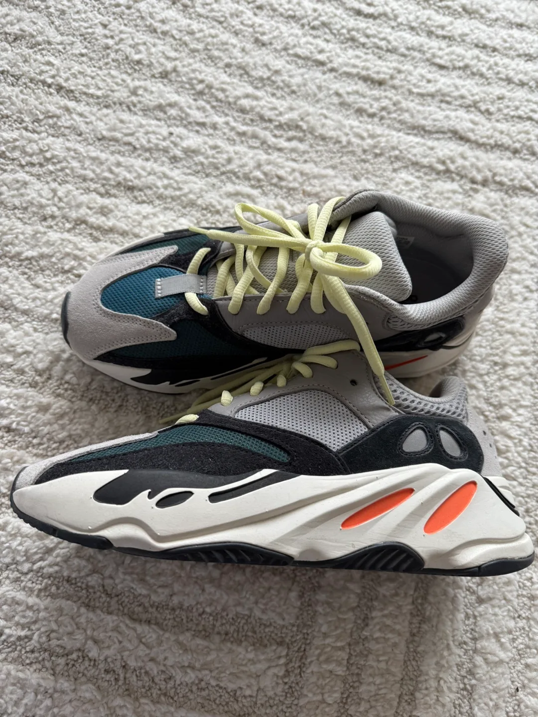 Adidas Yeezy 700 image indicator(2)