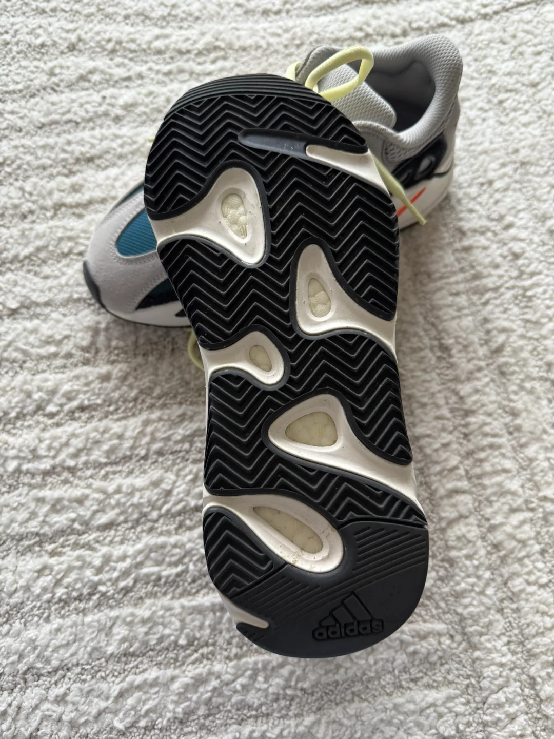 Adidas Yeezy 700 image indicator(3)