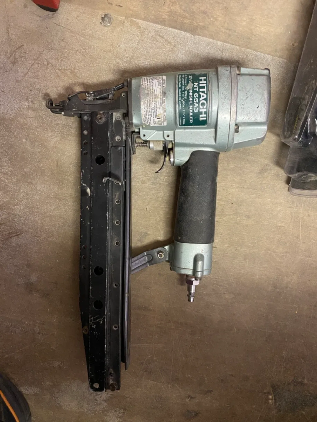 Hitachi NT65A3 2 1/2" Finish Nailer thumbnail