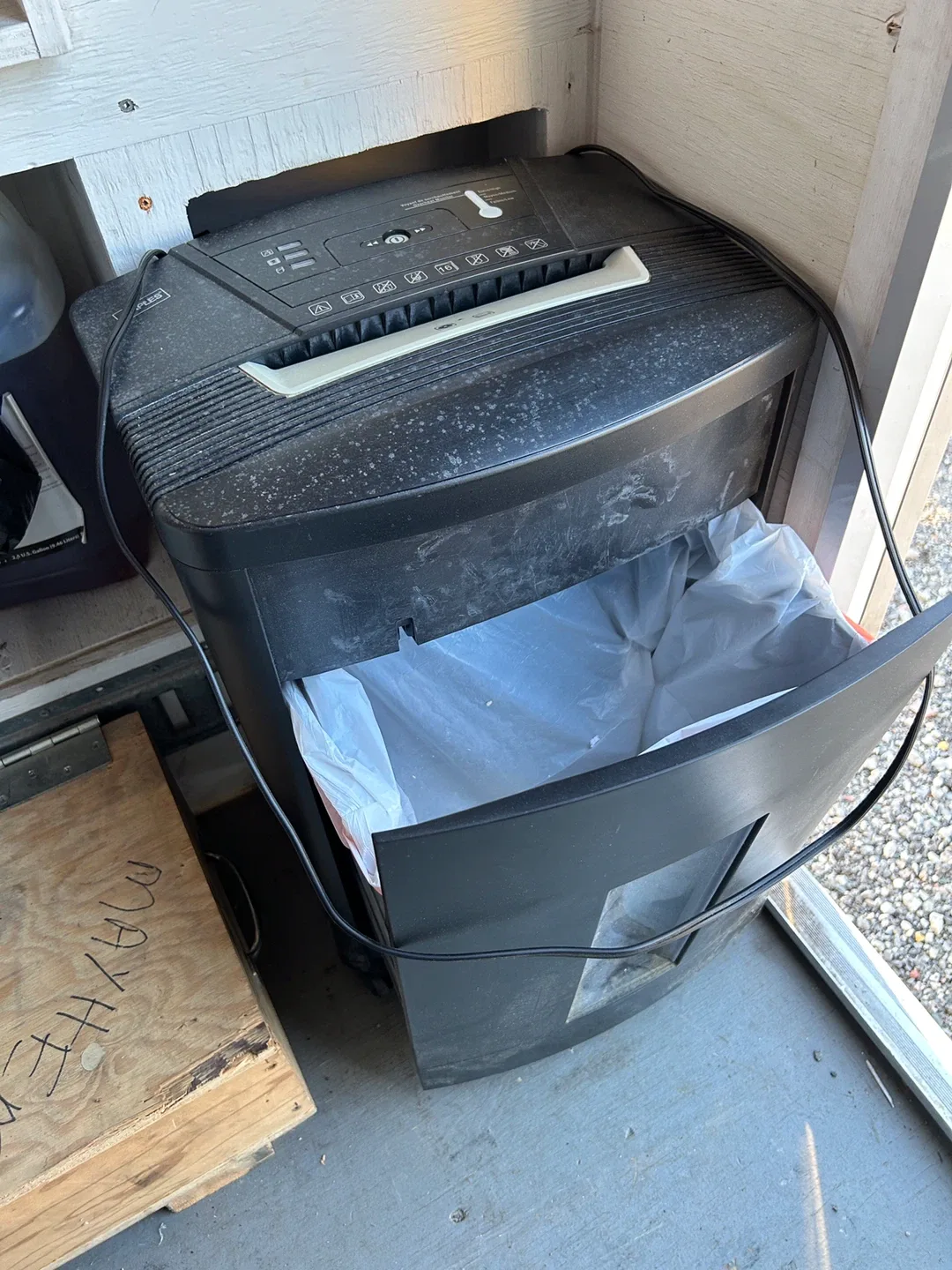 Staples 16-Sheet Micro Cut Shredder thumbnail