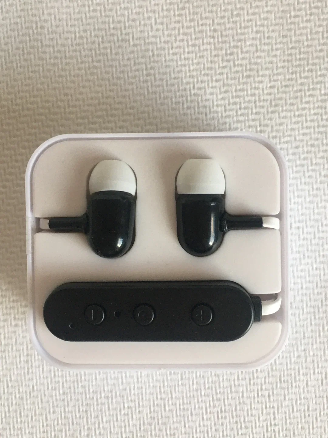 🧡 Canada Life Earphones Black/White New Open Box! image indicator(2)