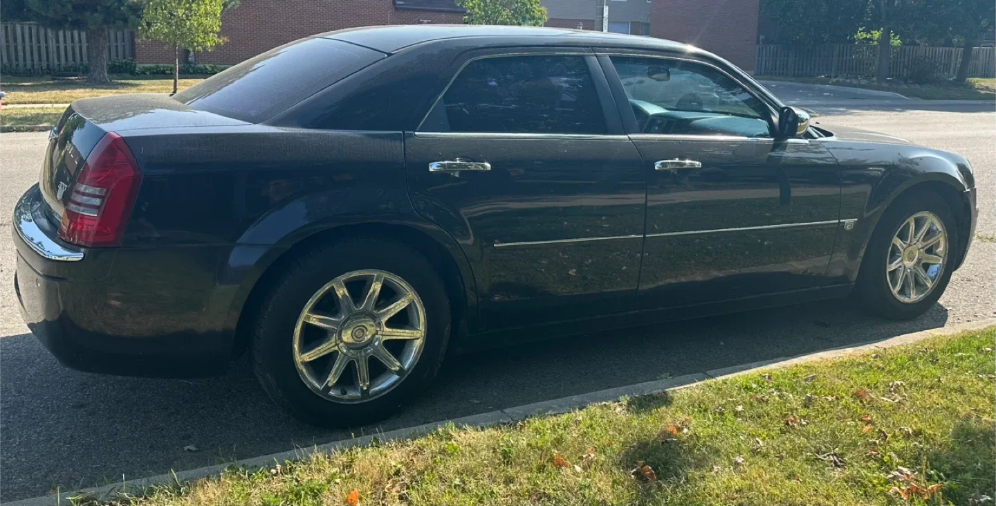 Chrysler 300C Sedan image indicator(4)