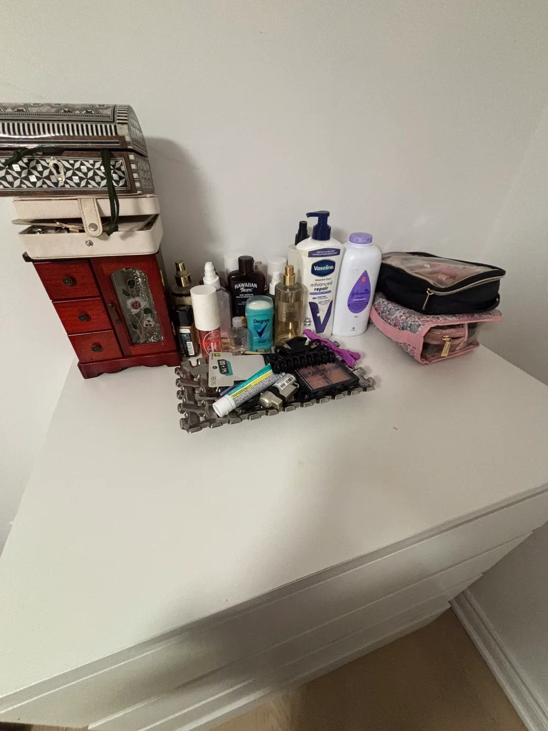 White four drawer dresser image indicator(3)