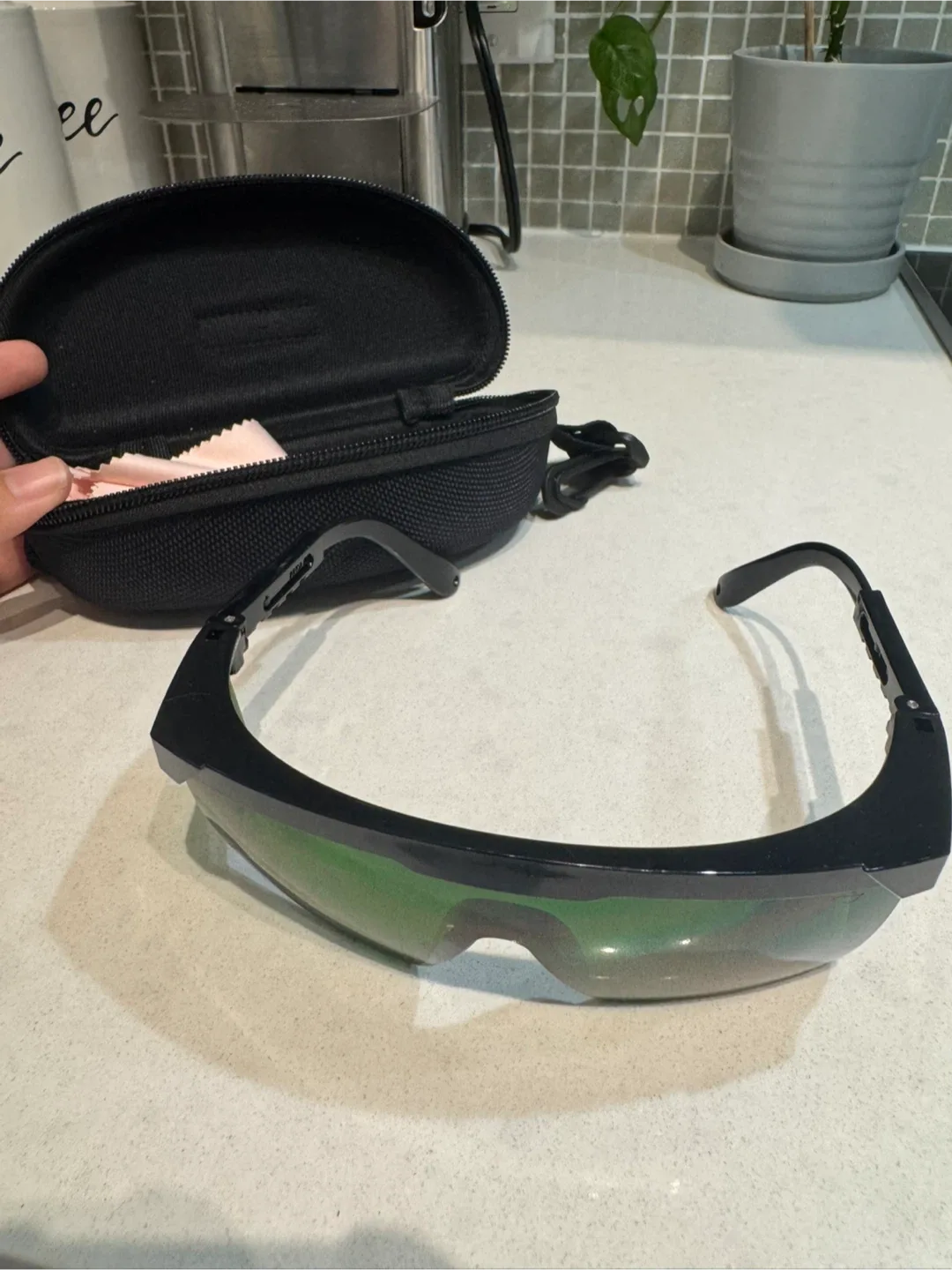 IPL Laser Safety Glasses with Case image indicator(2)