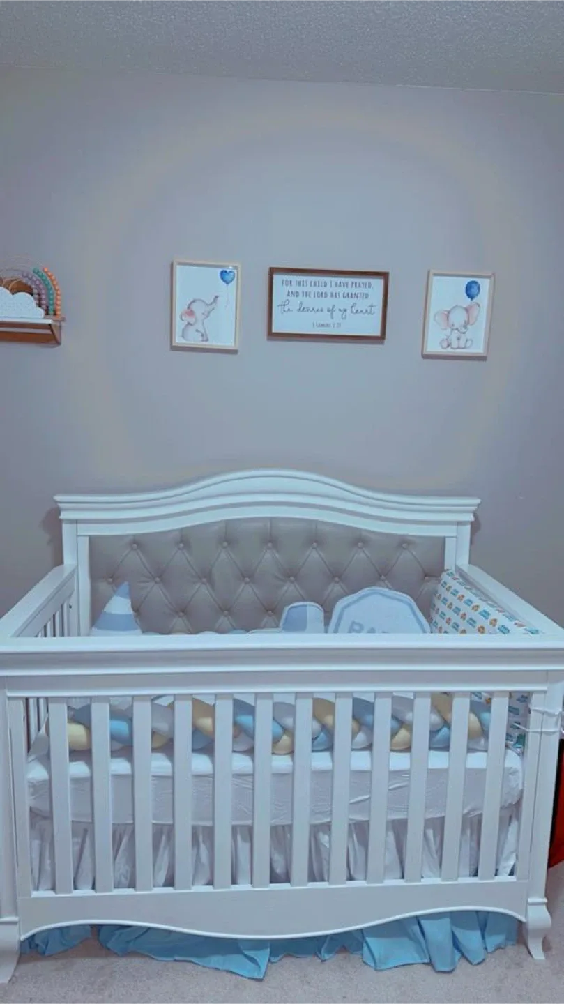 White Baby Crib with the pillow accessories image indicator(2)