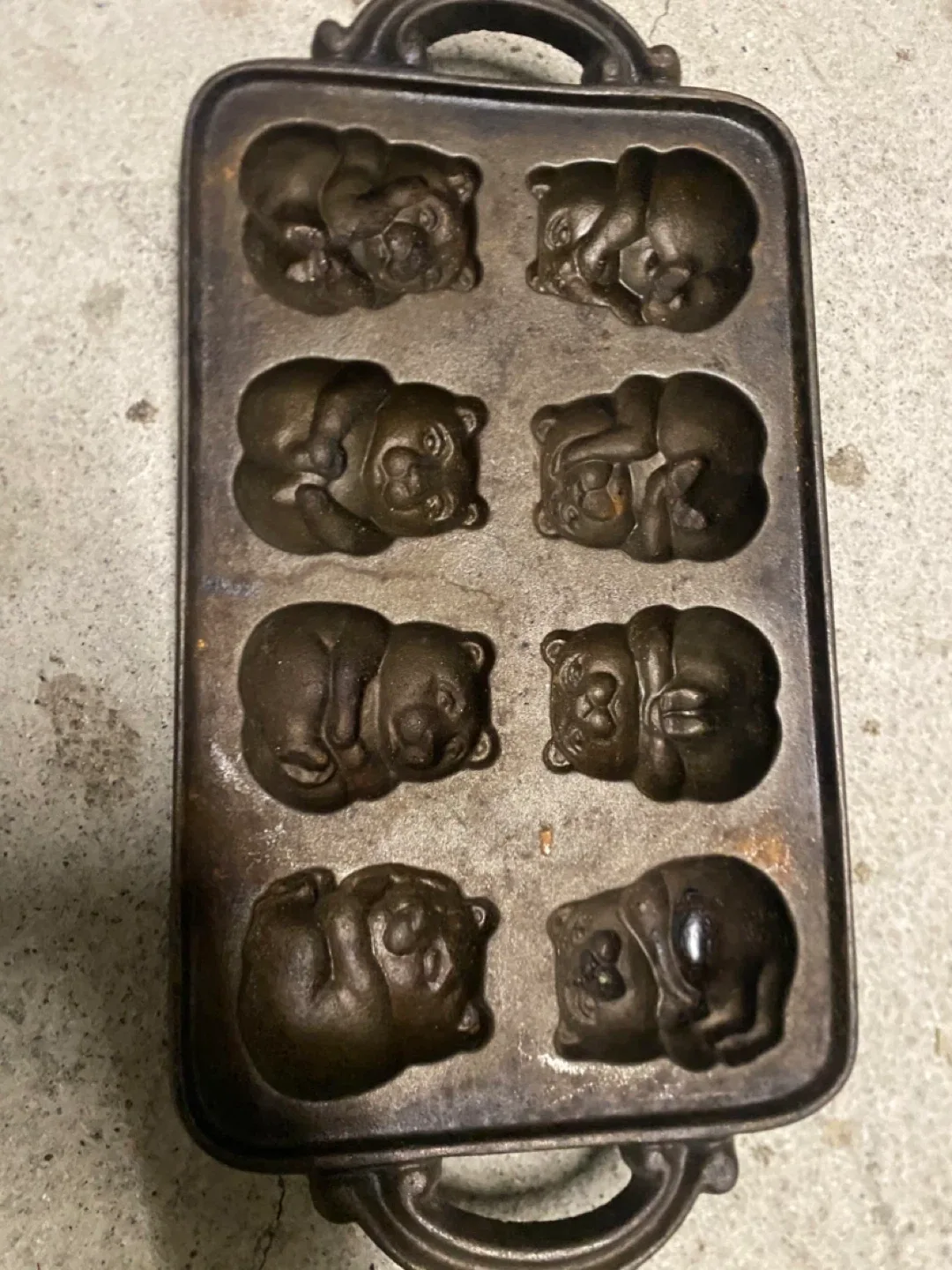 John Wright Vintage Heavy Cast Iron Bear Baking Pan image indicator(2)