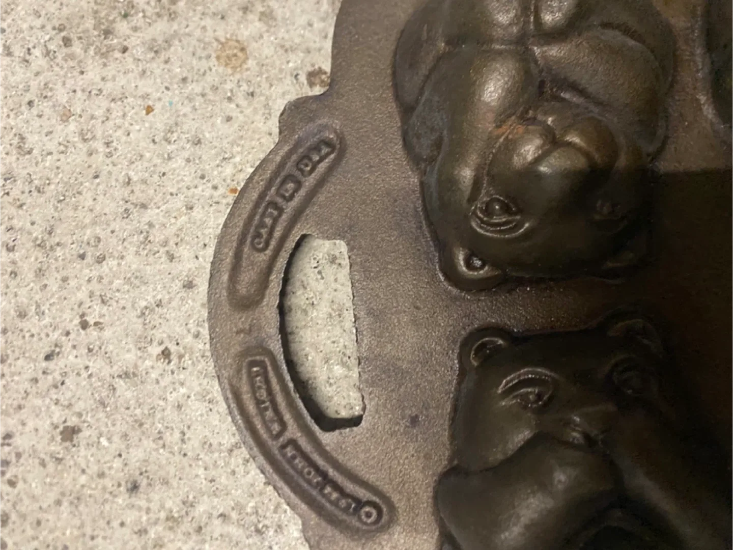 John Wright Vintage Heavy Cast Iron Bear Baking Pan image indicator(3)