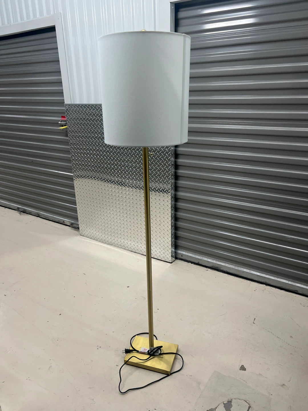 ✨ Safavieh Modern Brass Floor Lamp – Elegant & Timeless Design ✨