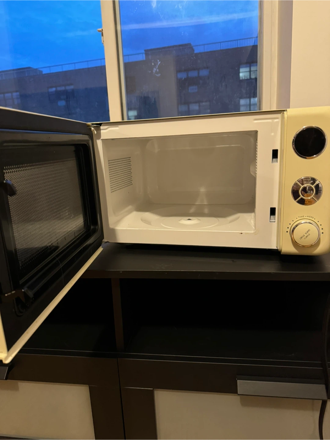 Galanz Retro Microwave Oven - photo 3