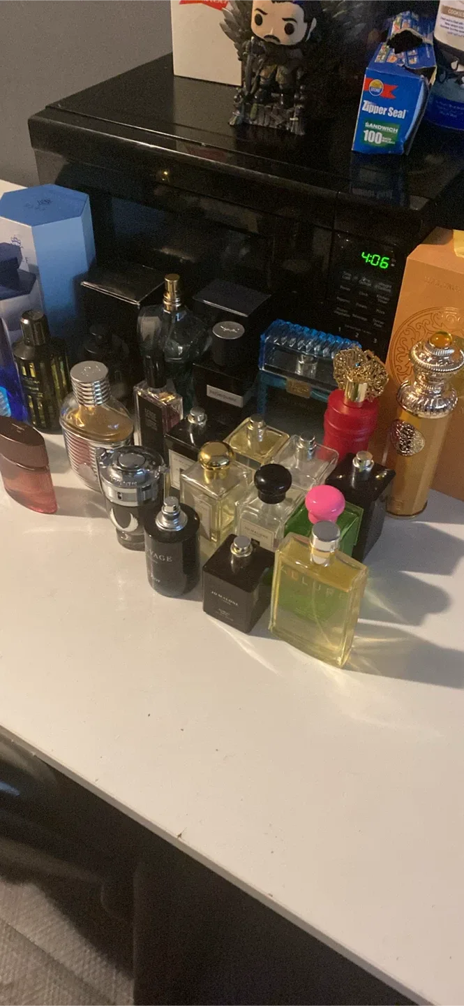 Assorted men fragrance collection Collection image indicator(3)