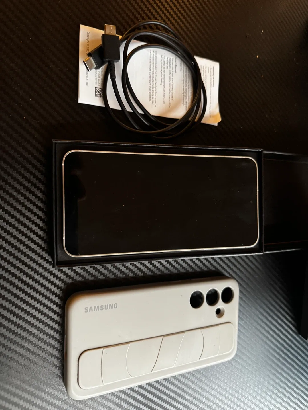 Samsung Galaxy S24 - Like New! image indicator(2)