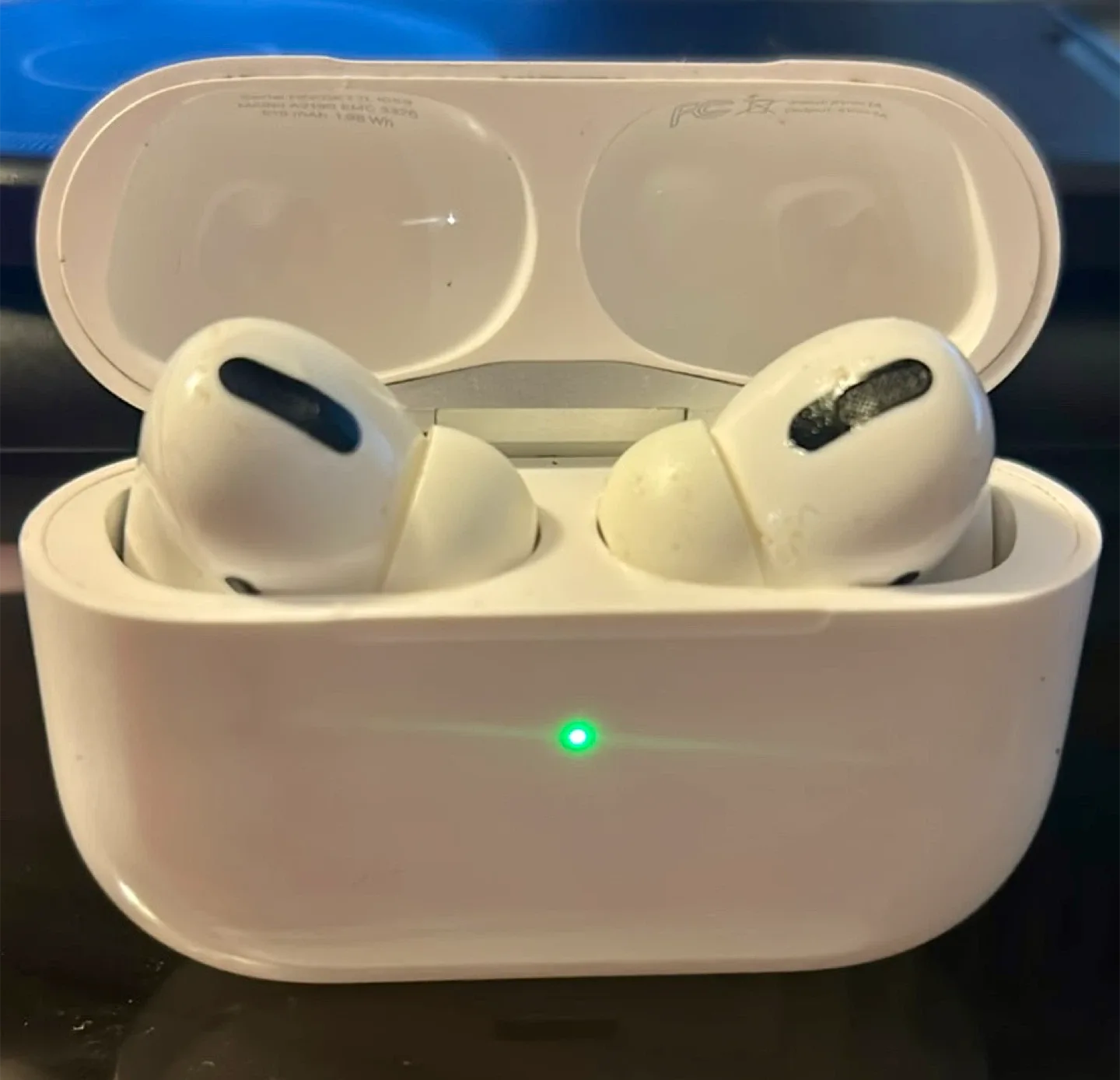 AIRPODS PRO & CHARGING CASE image indicator(2)