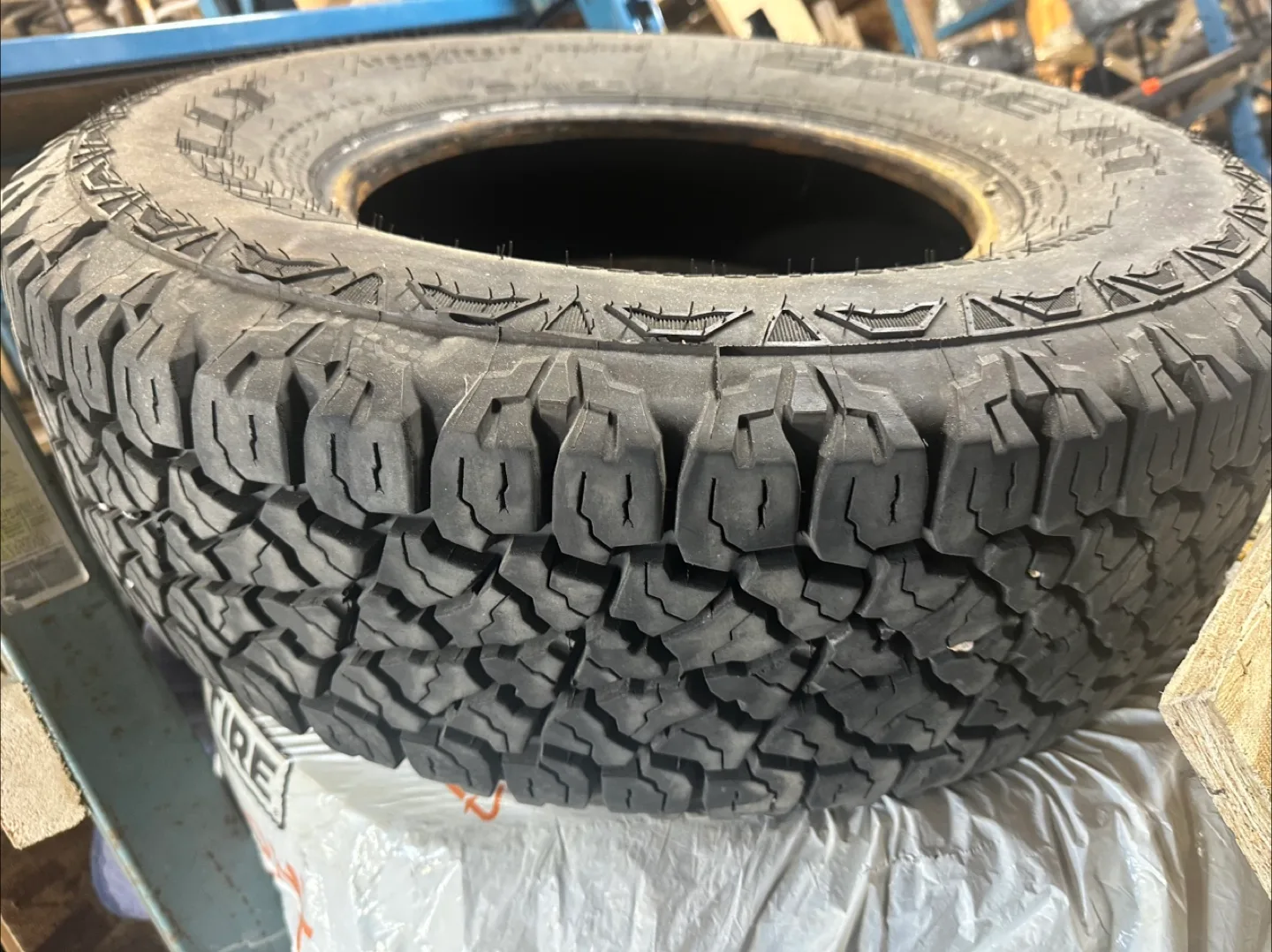 Kelly Tires LT245/75R16 120/116S Tire