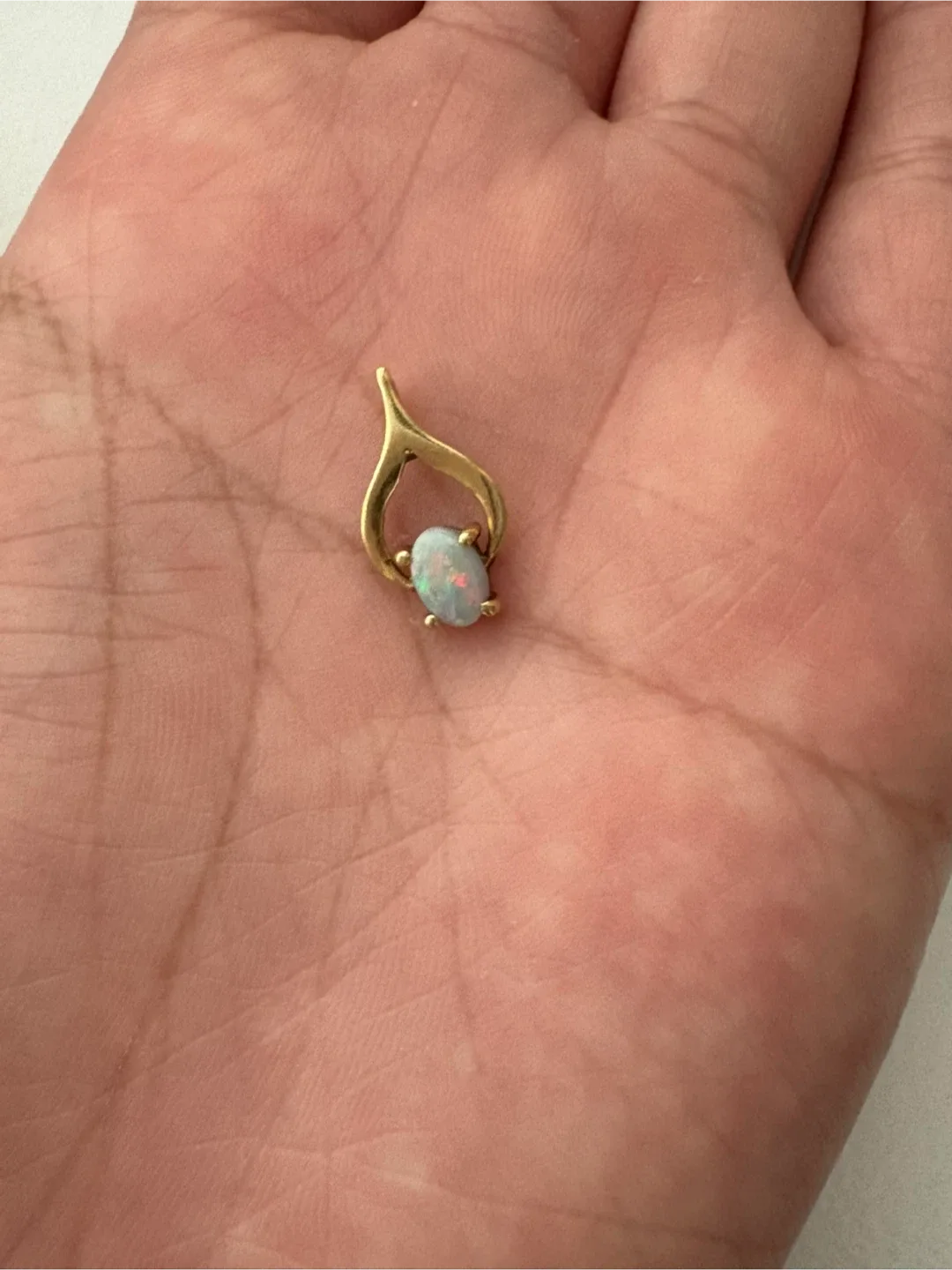 Gold Opal Pendant image indicator(2)
