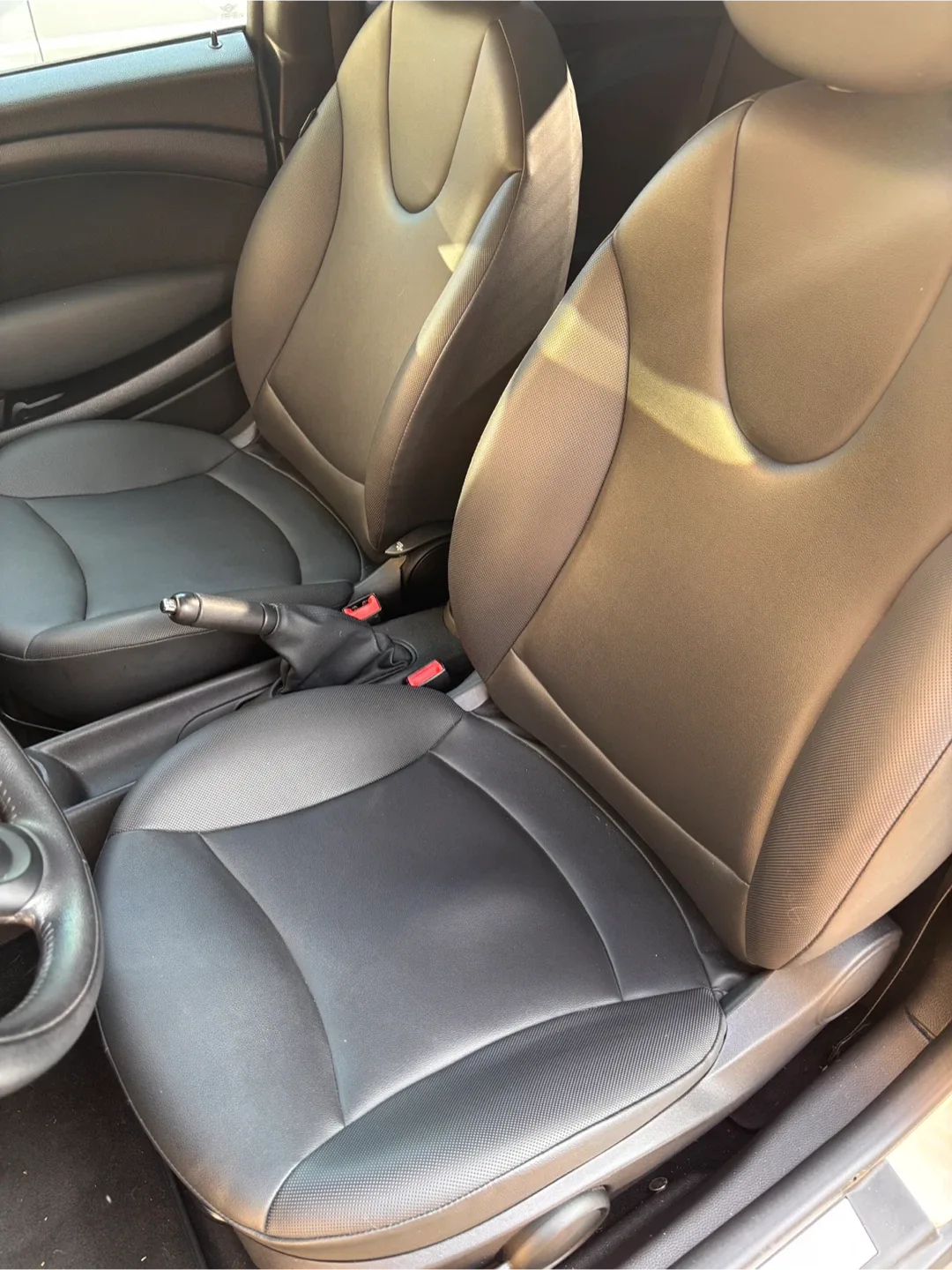 Mini Cooper Hatchback - Cream Exterior image indicator(3)