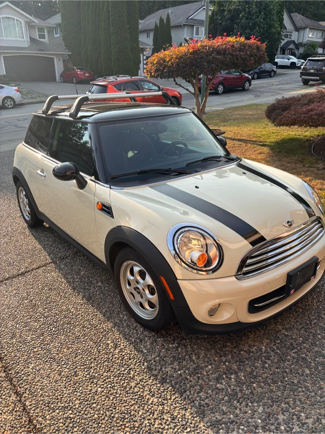 Mini Cooper Hatchback - Cream Exterior image indicator(6)