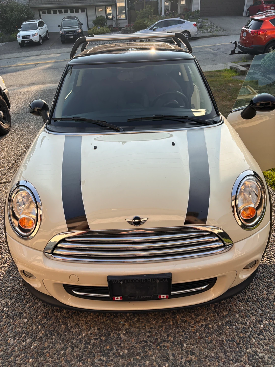 Mini Cooper Hatchback - Cream Exterior