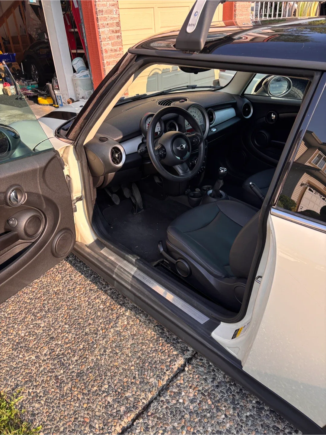 Mini Cooper Hatchback - Cream Exterior image indicator(2)