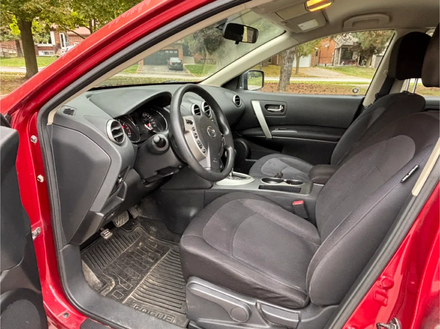 Nissan Rogue - Red SUV image indicator(5)