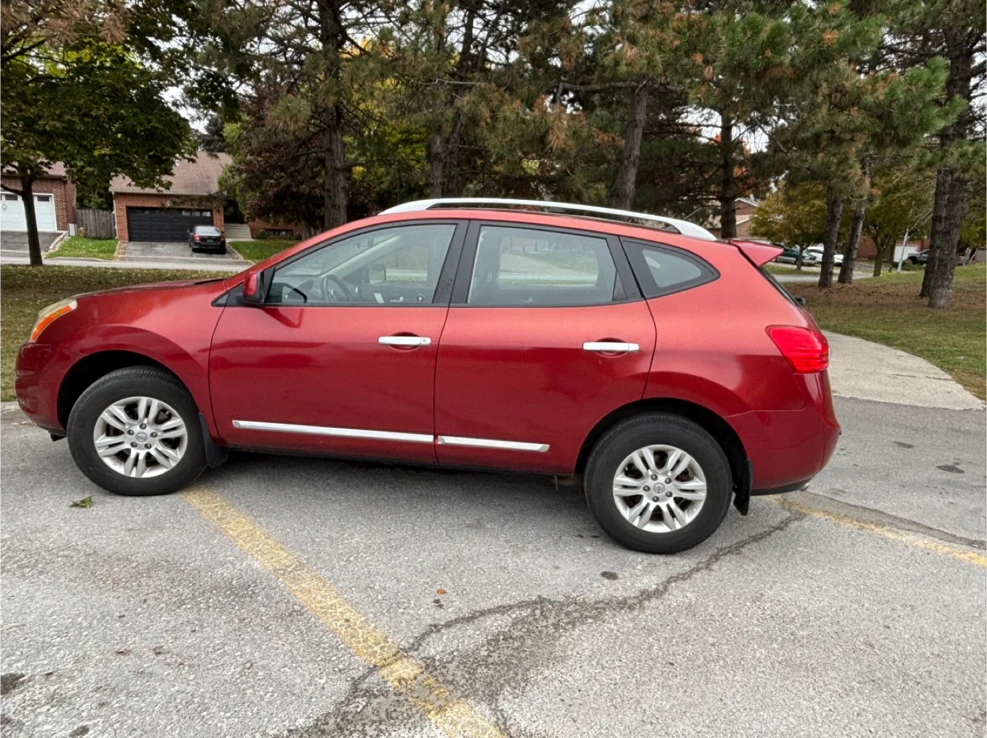 Nissan Rogue - Red SUV image indicator(2)