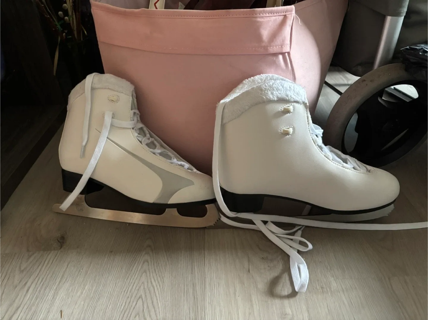 White Figure Skates🧡 image indicator(2)