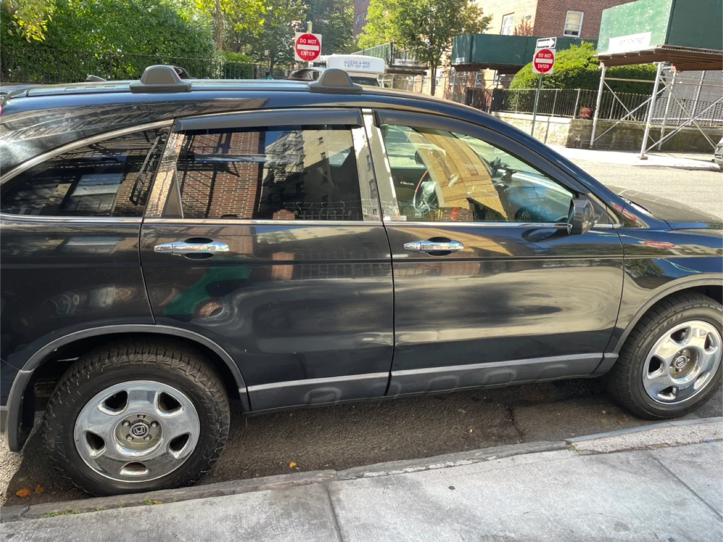 Honda CR-V - Black SUV mileage 125,547 image indicator(3)